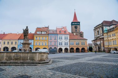 Wallenstein Meydanı renkli rönesans evleri, eski ortaçağ gotik kulesi Valdice kapısı veya Valdicka brana ve sonbaharda barok çeşmesi, Jicin, Çek Cumhuriyeti, 10 Kasım 2018