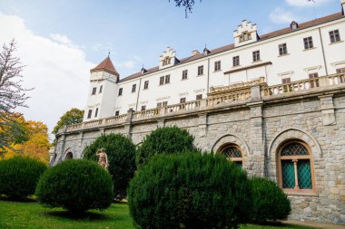 Habsburg İmparatorluk Ailesi 'nin tarihi Ortaçağ Şatosu Beyaz Kule, Sonbahar güneşli bir günde romantik gotik barok şatosu terası, Merkez Bohemya, Çek Cumhuriyeti, 1 Ekim 2017