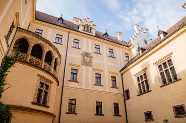 Habsburg İmparatorluk ailesinin tarihi Ortaçağ Şatosu, sonbaharda romantik gotik ve barok şatolarının avlusu, Merkez Bohemya, Çek Cumhuriyeti, 1 Ekim 2017