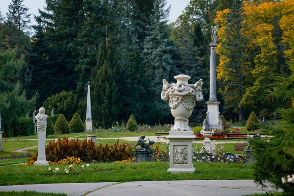 Парк Английском Стиле Террасами Осенний День Сад Роз Статуи Возле — стоковое фото