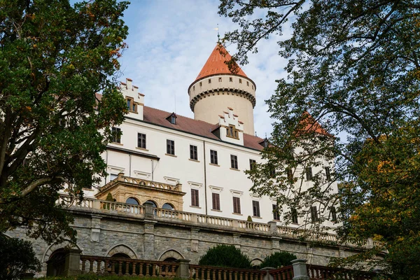 歴史的な中世のコノピスト城ハプスブルク家の邸宅 白い塔 秋の晴れた日にロマンチックなゴシックバロック様式の城のテラス 中央ボヘミア チェコ共和国 2017年10月1日 — ストック写真