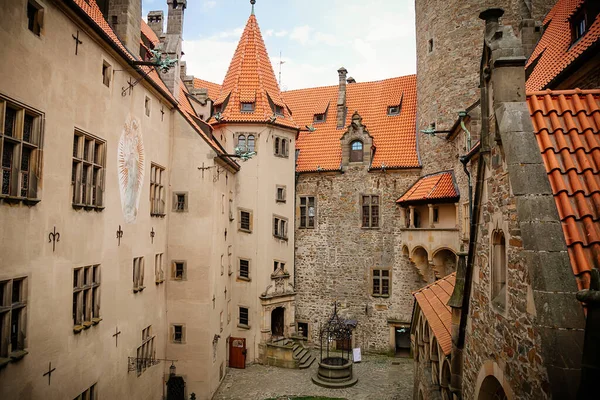 Pátio Majestoso Romântico Castelo Gótico Medieval Bouzov Antigo Reduto Conto — Fotografia de Stock