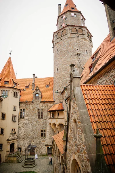 Binnenplaats Van Middeleeuwse Majestueuze Romantische Gotische Kasteel Bouzov Oude Sprookjesachtige — Stockfoto