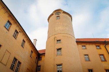 River Labe 'deki Podebrady Kalesi, iç avlu, saat kulesi, tarihi spa kasabası, Podebrady, Merkez Bohemya, Çek Cumhuriyeti, 20 Ocak 2018
