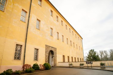 River Labe 'deki Podebrady Şatosu, avlu tarafından manzara, barok kapısı, tarihi spa kasabası, Podebrady, Merkez Bohemya, Çek Cumhuriyeti, 20 Ocak 2018