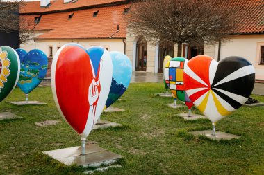 AB Ülkelerinin Resimleriyle Kalpler Sergisi, River Labe 'deki Podebrady Şatosu, iç avlu tarafından manzara, tarihi spa kasabası, Podebrady, Central Bohemia, Çek Cumhuriyeti, 20 Ocak 2018