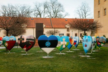 AB Ülkelerinin Resimleriyle Kalpler Sergisi, River Labe 'deki Podebrady Şatosu, iç avlu tarafından manzara, tarihi spa kasabası, Podebrady, Central Bohemia, Çek Cumhuriyeti, 20 Ocak 2018