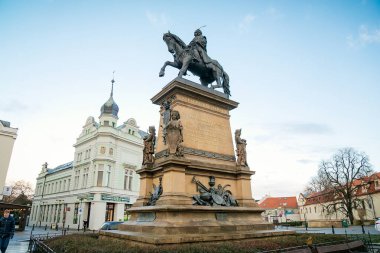 Podebrady Kralı George 'un binicilik heykeli Jiri z Podebrad ile ana meydanı, tarihi spa kasabası, Podebrady, Merkez Bohemya, Çek Cumhuriyeti, 20 Ocak 2018