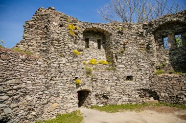Eski ortaçağ gotik kalesi Tolstejn 'in kalıntıları güneşli baharda Luzicke boynuzu, Jiretin kapsülü Jedlovou, Çek Cumhuriyeti yakınlarındaki taş ya da kale, 08 Mayıs 2019
