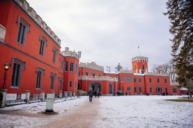 Tarihsel Ortaçağ Romantik Şatosu Hradek u Nechanic kırmızı cepheli, Neo-gotik şatosu kış gününden önce, Nechanice Lubno, Çek Cumhuriyeti, Bohemya, 15 Aralık 2018