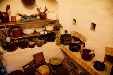 Antika mutfak, rustik fırın, tencere ve tavalar, geleneksel bir köy evinin içi, Skanzen 'de mimari, Polabi açık hava etnoğrafya müzesi, Prerov nad Labem, Çek Cumhuriyeti, 15 Aralık 2018