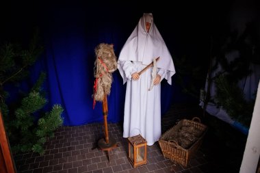 Skanzen, Polabi açık hava etnoğrafya müzesi, Prerov nad Labem, Çek Cumhuriyeti, 15 Aralık 2018 tarihli Aziz Lucy Günü 'nde Şanslı gibi giyinmiş gezginler.