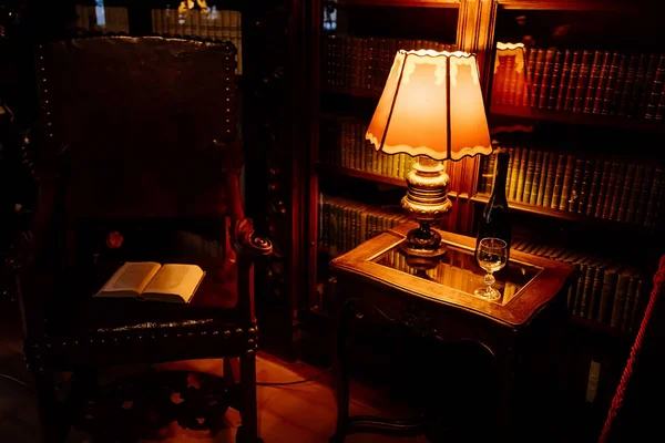 Vár Belső Tér Faragott Barokk Bútorok Könyvtár Asztal Meleg Lámpával — Stock Fotó