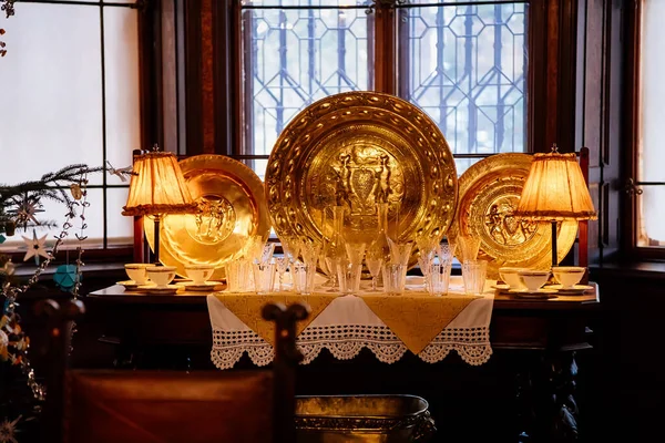 Castillo Interior Grandes Platos Ceremoniales Oro Vidrios Cristal Decoraciones Navidad — Foto de Stock