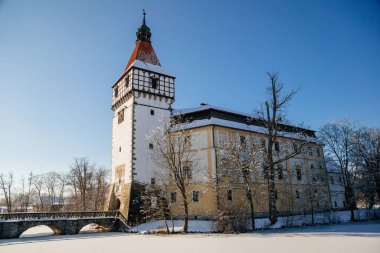 Ortaçağ Rönesans su kalesi. Kışın güneşli bir günde yarı keresteli kule, Güney Bohemya 'da Strakonice yakınlarında tarihi romantik şato Blatna, 09 Ocak 2021