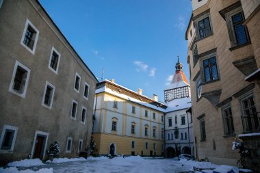 Ortaçağ Rönesans su kalesi yarı keresteli kulesi, kışın güneşli bir günde kar, tarihi romantik şato, avludan manzara, Blatna, Güney Bohemya, Çek Cumhuriyeti, 09 Ocak 2021