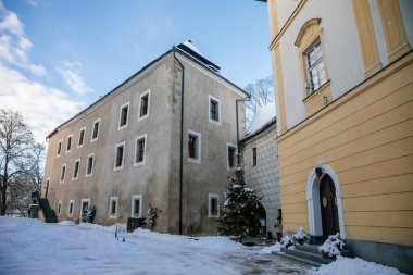 Ortaçağ Rönesans su kalesi yarı keresteli kulesi, kışın güneşli bir günde kar, tarihi romantik şato, avludan manzara, Blatna, Güney Bohemya, Çek Cumhuriyeti, 09 Ocak 2021