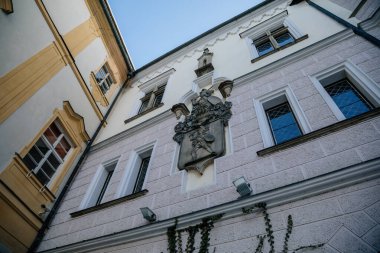 Ortaçağ Rönesans su kalesi yarı keresteli kulesi, kışın güneşli bir günde kar, tarihi romantik şato, avludan manzara, Blatna, Güney Bohemya, Çek Cumhuriyeti, 09 Ocak 2021