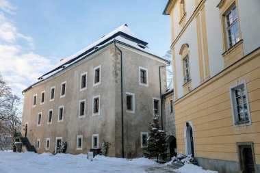 Ortaçağ Rönesans su kalesi yarı keresteli kulesi, kışın güneşli bir günde kar, tarihi romantik şato, avludan manzara, Blatna, Güney Bohemya, Çek Cumhuriyeti, 09 Ocak 2021