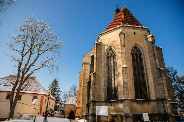 Średniowieczny Gotycki Kościół Wniebowzięcia Nmp Śniegiem Słoneczny Zimowy Dzień Blatna — Zdjęcie stockowe