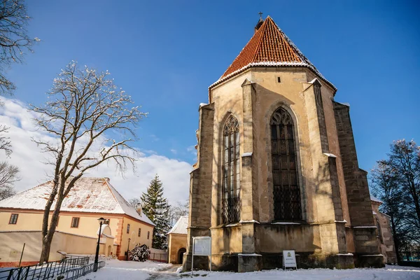 冬の晴れた日に雪と聖母マリアの仮定の中世ゴシック石教会 南ボヘミアのストラコニツェ近くブラトナ チェコ共和国 2021年1月9日 — ストック写真
