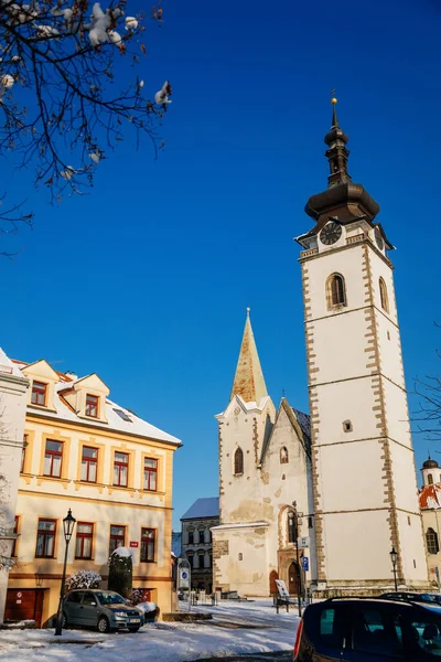 三身廊ゴシック様式のバシリカ 聖母マリア降誕教会 中世の町の建築 時計塔と鐘 ピセク 南ボヘミア チェコ共和国 2021年1月9日 — ストック写真