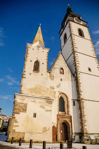 Trójnawowa Gotycka Bazylika Kościół Narodzenia Nmp Architektura Średniowiecznego Miasta Wieża — Zdjęcie stockowe