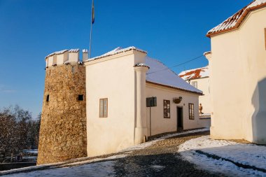 Gotik Kale duvarları, kışın güneşli bir günde Putim Kapısı, Ortaçağ tahkimatları, tarihi mimari anıtlar Putimska brana, kale, Pisek, Güney Bohemya, Çek Cumhuriyeti, 09 Ocak 2021