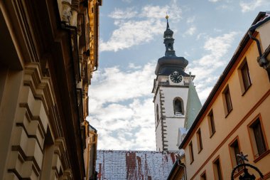 Üç nave Gotik Bazilika, Kutsal Bakire Meryem 'in Doğumu Deanery Kilisesi, Ortaçağ Kasabası Mimarisi, Saat Kulesi ve Çan, Pisek, Güney Bohemya, Çek Cumhuriyeti, 09 Ocak 2021