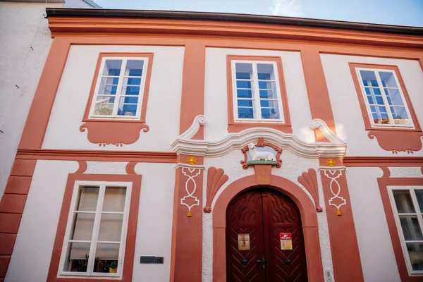 Dom Przy Białym Baranku Wąska Malownicza Ulica Barokowymi Renesansowymi Zabytkowymi — Zdjęcie stockowe