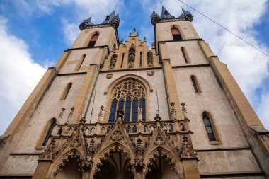 Kostel Sv, Holesovice 'deki Padua Kilisesi' nin sahte Gotik Girişi. Antonina Paduanskeho, tarihi katedral, taş oyma portalı, Prag, Çek Cumhuriyeti, 28 Aralık 2020