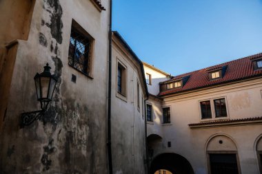 Belediye binasının merdivenleri, barok ve rönesans tarihi binaları, güneşli bir günde güzel şehir manzarası, Hradcany, Prag, Çek Cumhuriyeti, 31 Aralık 2020