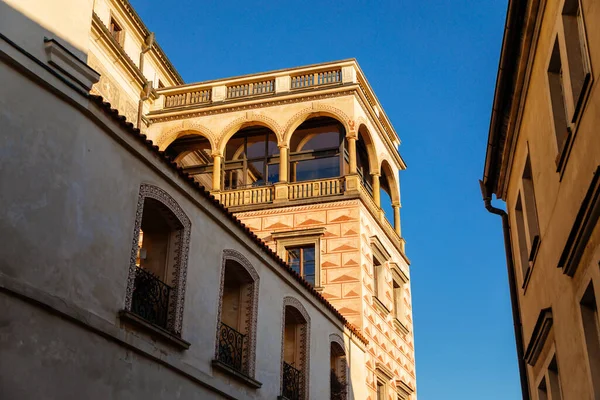 Güzel Rönesans Balkonu Figürsel Sgraffito Güneşli Bir Günde Belediye Binasının — Stok fotoğraf