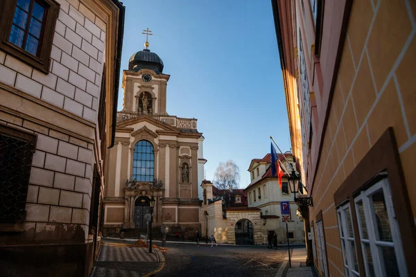 Stary Piękny Kościół Jana Nepomucena Pobliżu Zamku Praskiego Wieża Zegarowa — Zdjęcie stockowe