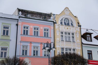 Kış günü kar altında T. G. Masaryk Meydanı, Ceska Lipa, Kuzey Bohemya, Çek Cumhuriyeti, 16 Ocak 2021 'de büyüleyici pitoresk sokak, barok, rönesans ve Art Nouveau tarihi binaları.