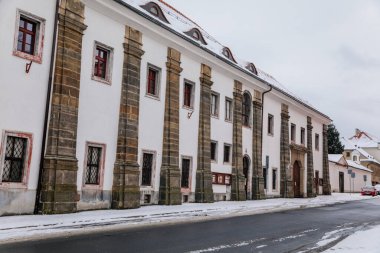 Azizler Bazilikası ile Augustinian Barok Manastırı, kış günü kar altında Bohemya Manastırı, Ceska Lipa, Kuzey Bohemya, Çek Cumhuriyeti, 16 Ocak 2021