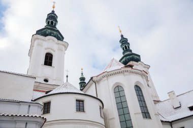 Beyaz Barok kilisesi olan Strahov Manastırı, kar altında Bohemya Premonstratensian Manastırı, kış gününde Bakire Meryem Bazilikası, Hradcany, Prag, Çek Cumhuriyeti, 17 Ocak 2021
