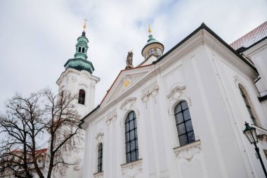 Beyaz Barok kilisesi olan Strahov Manastırı, kar altında Bohemya Premonstratensian Manastırı, kış gününde Bakire Meryem Bazilikası, Hradcany, Prag, Çek Cumhuriyeti, 17 Ocak 2021