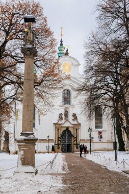 Beyaz Barok kilisesi olan Strahov Manastırı, kar altında Bohemya Premonstratensian Manastırı, kış gününde Bakire Meryem Bazilikası, Hradcany, Prag, Çek Cumhuriyeti, 17 Ocak 2021