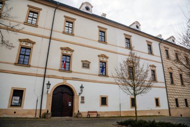 Rönesans şatosu Sgraffito süslemeli, parklı şato güneşli kış gününde bahçede patika Benatky nad Jizerou, Orta Bohem Cumhuriyeti, 1 Ocak 2021