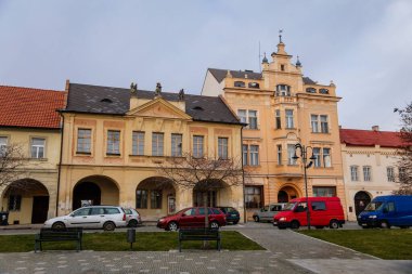 Barok ve Rönesans tarihi binaları olan dar bir ortaçağ meydanı, güneşli kış gününde ortaçağ kasabası manzarası, Benatky nad Jizerou, Orta Bohem Cumhuriyeti, Çek Cumhuriyeti, 01 Ocak 2021