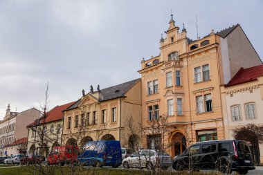 Barok ve Rönesans tarihi binaları olan dar bir ortaçağ meydanı, güneşli kış gününde ortaçağ kasabası manzarası, Benatky nad Jizerou, Orta Bohem Cumhuriyeti, Çek Cumhuriyeti, 01 Ocak 2021