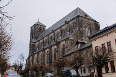 Kışın Meryem 'in Doğuşu' nun gotik taş kilisesi, ortaçağ şehrinin tarihi binaları, Bohemya Cenneti, Turnov, Çek Cumhuriyeti, 01 Ocak 2021