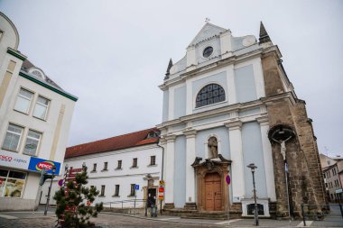 Assissi ve Fransisken Manastırı Kilisesi, Barok ve Rönesans Ortaçağ tarihi binaları, Bohemya Cenneti Kış Günü Meydanı, Turnov, Çek Cumhuriyeti, 01 Ocak 2021