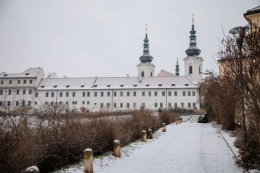 Strahov Barok Manastırı, Bohemya Premonstratensian Manastırı kış günü kar altında, Hradcany Bölgesi, Prag, Çek Cumhuriyeti, 12 Ocak 2021