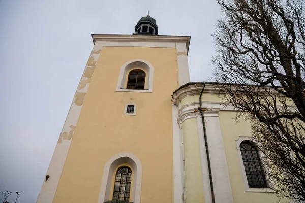 Sarı St. Nicholas kilisesi çan kulesiyle, ortaçağ şehrinin manzarası barok ve rönesans tarihi binaları kış günü, Bohemya Cenneti, Turnov, Çek Cumhuriyeti, 01 Ocak 2021