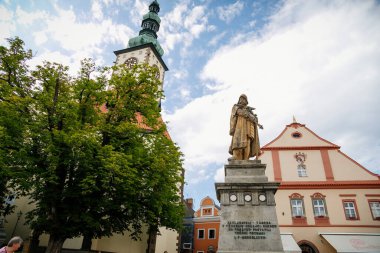 Trocnov Dağı 'ndaki Gotik Dönüşüm Kilisesi ve Trocnov' lu Jan Zizka Heykeli, güneşli bir günde ortaçağ şehrinin manzarası, Tabor, Güney Bohemya, Çek Cumhuriyeti, 10 Haziran 2018