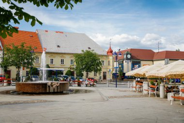Güneşli bir günde Rönesans ve barok tarihi yapılarla dolu kasaba meydanı, Ortaçağ kenti Jindrichuv Hradec, Güney Bohemya, Çek Cumhuriyeti, Haziran 09, 2018