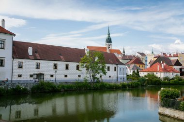 Güneşli bir günde barok ve rönesans tarihi binaları olan dar resimli cadde, ortaçağ kenti Jindrichuv Hradec, Güney Bohemya, Çek Cumhuriyeti, Haziran 09, 2018