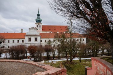 Barok beyaz benedikt manastırı Brevnov ile kilise, St. Marquette Ortaçağ Bazilikası, Bahçe ve Park, kış günü kar altında manastır, Prag, Çek Cumhuriyeti, 24 Ocak 2021